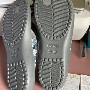 Crocs New Gray flip flops w flowers women’s size 10